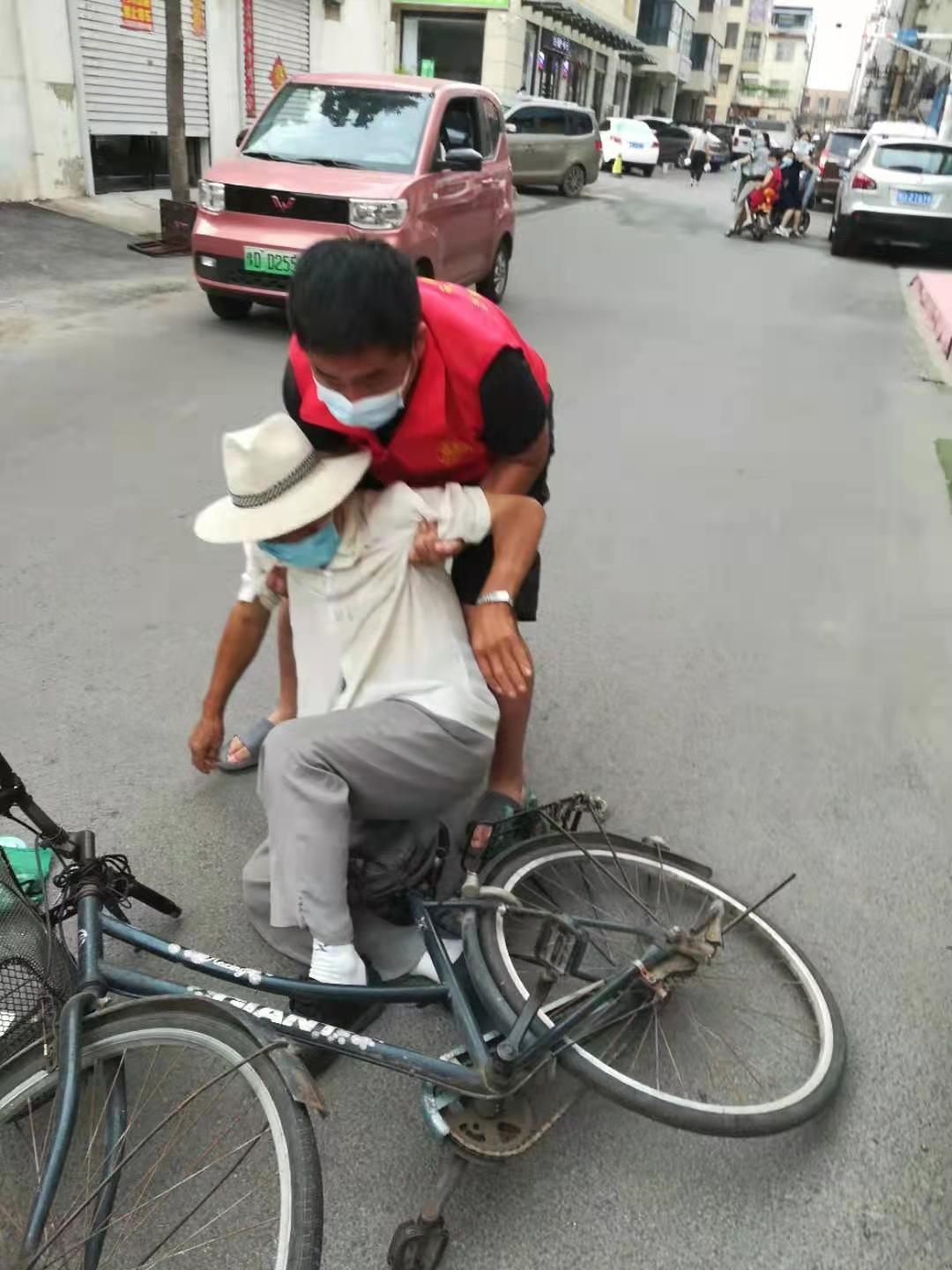 河南汝州：防控一线那抹“志愿红”