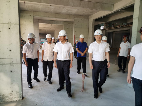 黑龙江省建设投资集团有限公司一行  到我校对新建学生公寓项目进行安全生产检查