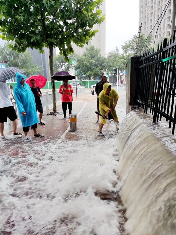 众志成城守初心 共克时艰担使命——校办产业管理中心在7·20特大暴雨中克难攻坚，全力抢救学府三园险情