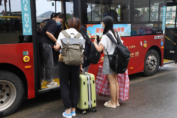 611名支援南京核酸采集志愿者解除隔离平安返校