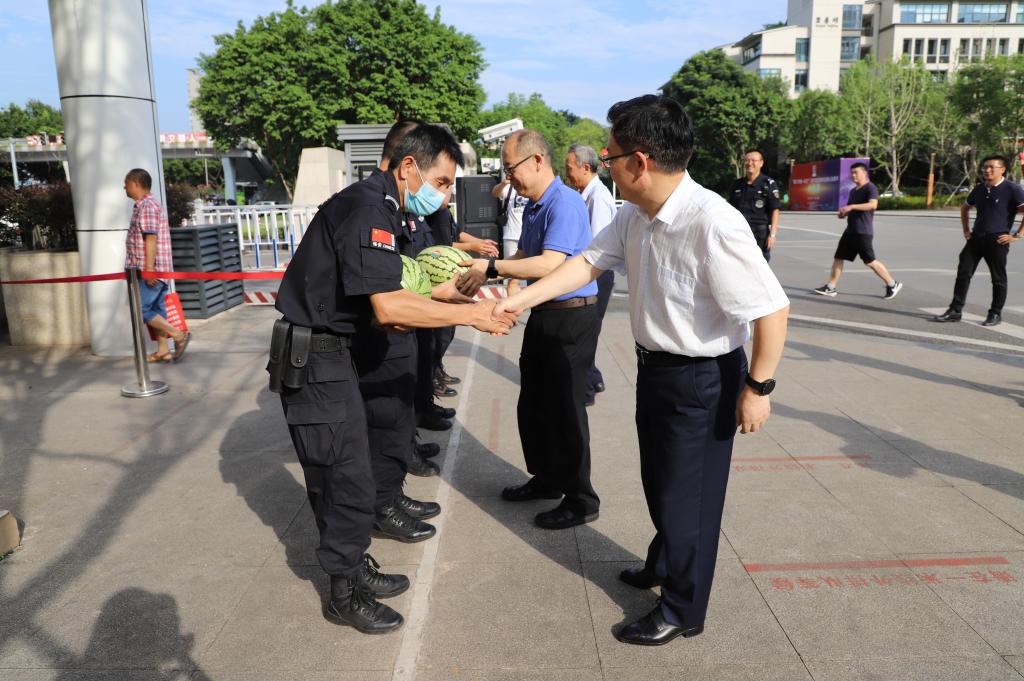 学校领导看望慰问暑期坚守岗位的干部职​工