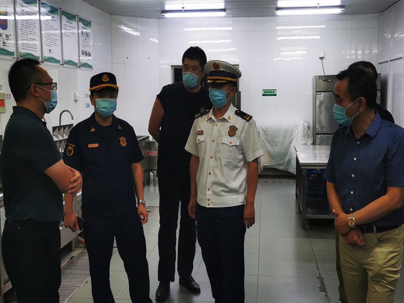 海淀区消防救援支队支队长李广耐一行“四不两直”检查我校后勤消防安全工作