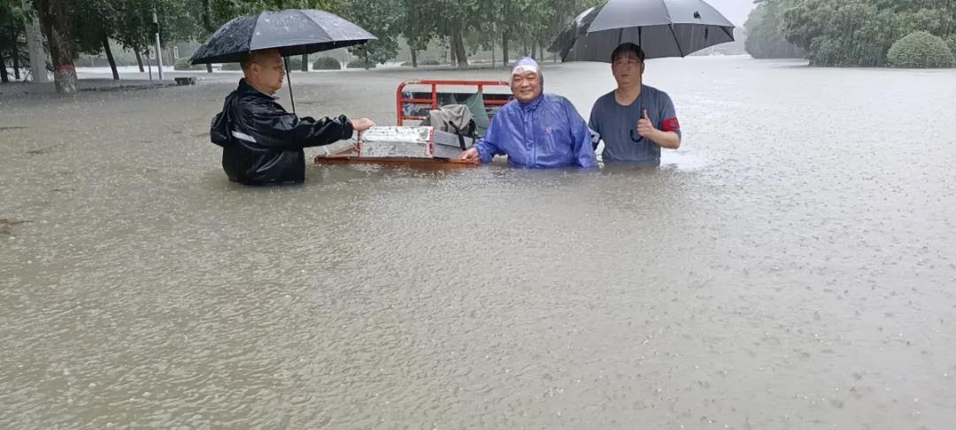 郑大故事：暴雨下的校园“暖心人”——记默默奉献抗洪救灾一线的后勤集团全体员工