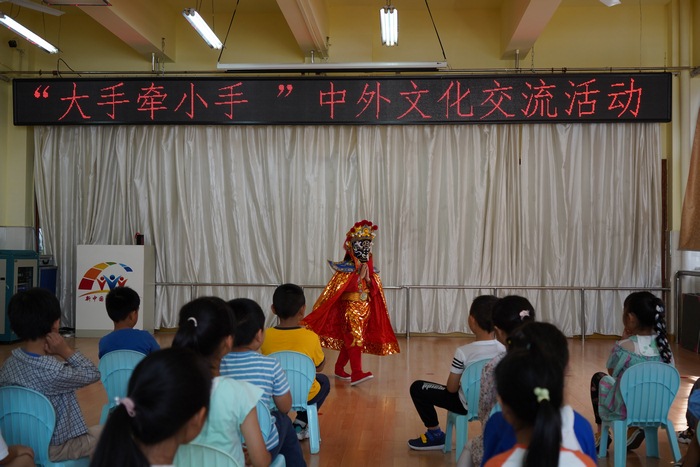 国际学生教育管理中心联合附属幼儿园开展“大手牵小手”中外文化交流主题党日活动