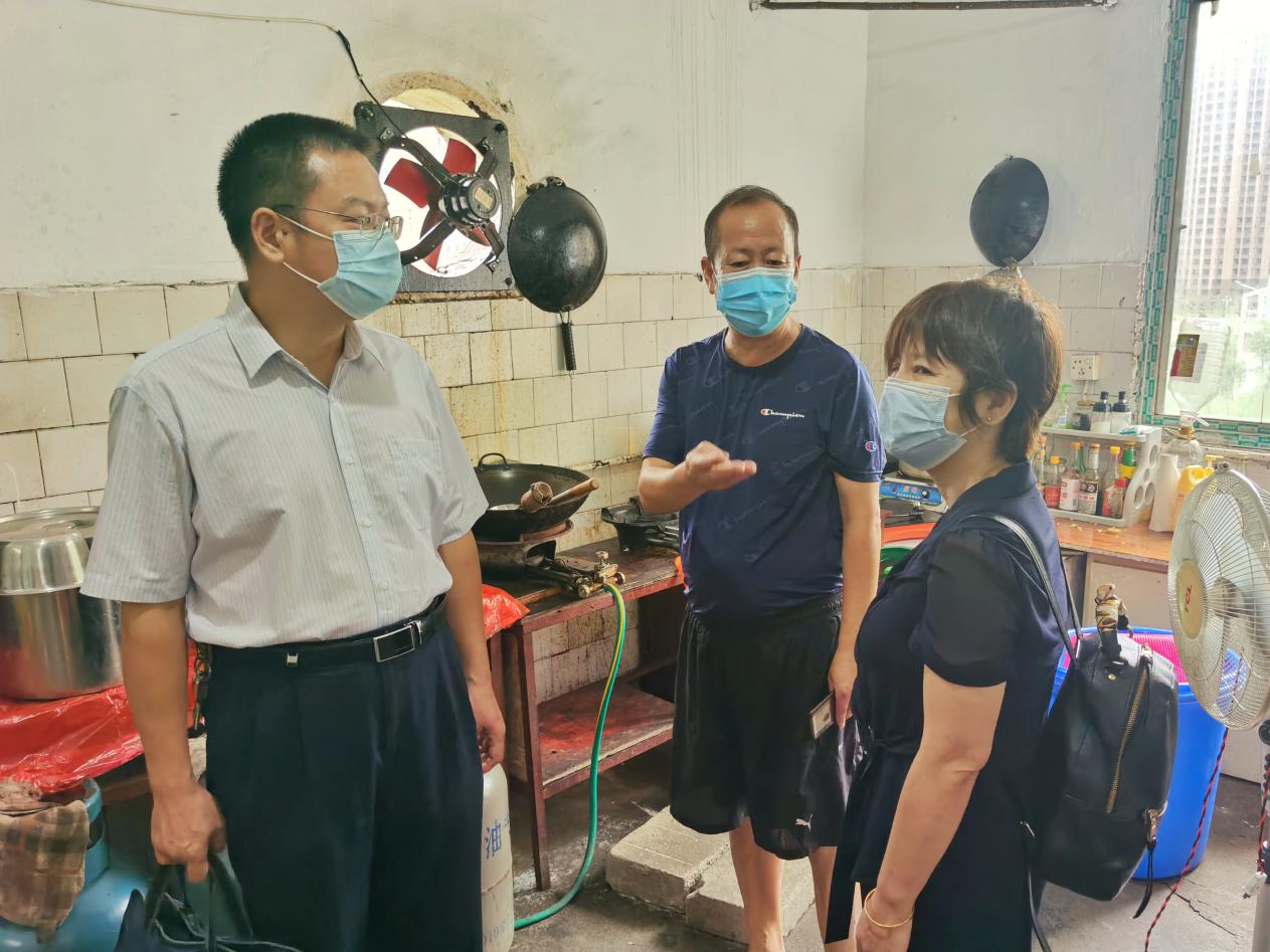 学校明察暗访疫情防控工作