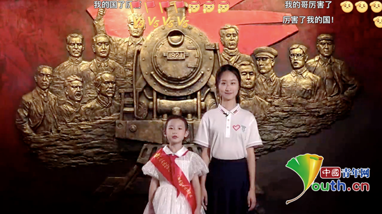 图为宣讲队成员在广三铁路革命斗争史展览馆的浮雕前讲述广三铁路工人的光辉革命历程。通讯员供图