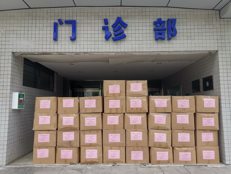 南京邮电大学校友企业家联盟秘书处向学校捐赠十万只口罩