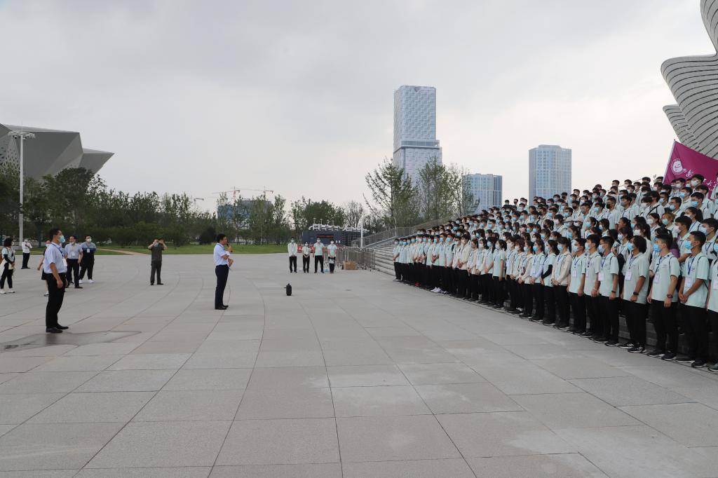 校领导看望慰问我校十四运会开幕式演职人员