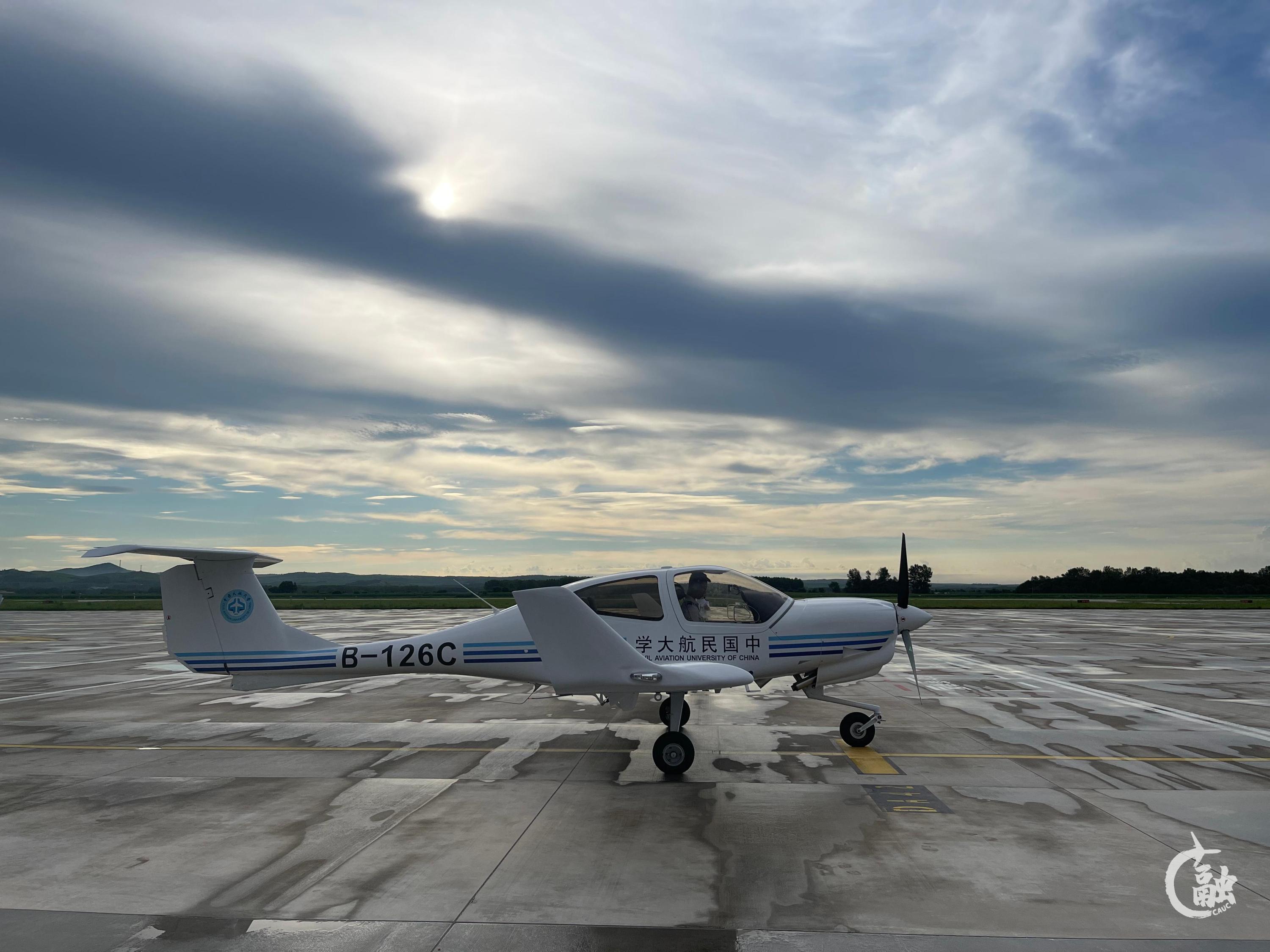 飞行分校内蒙古飞行学院顺利完成新机型首次单飞训练