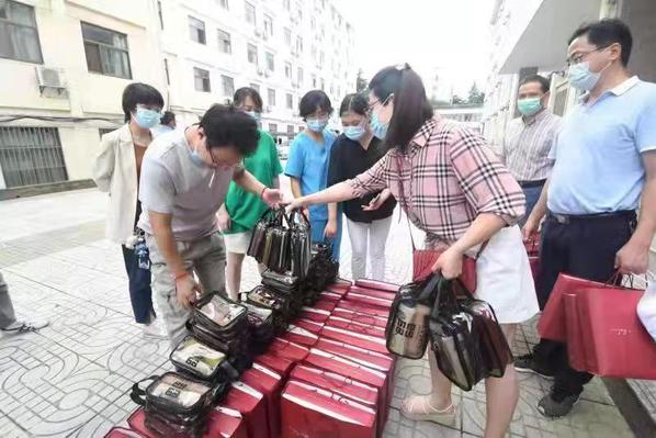 校工会开展“战疫情·送清凉”慰问活动