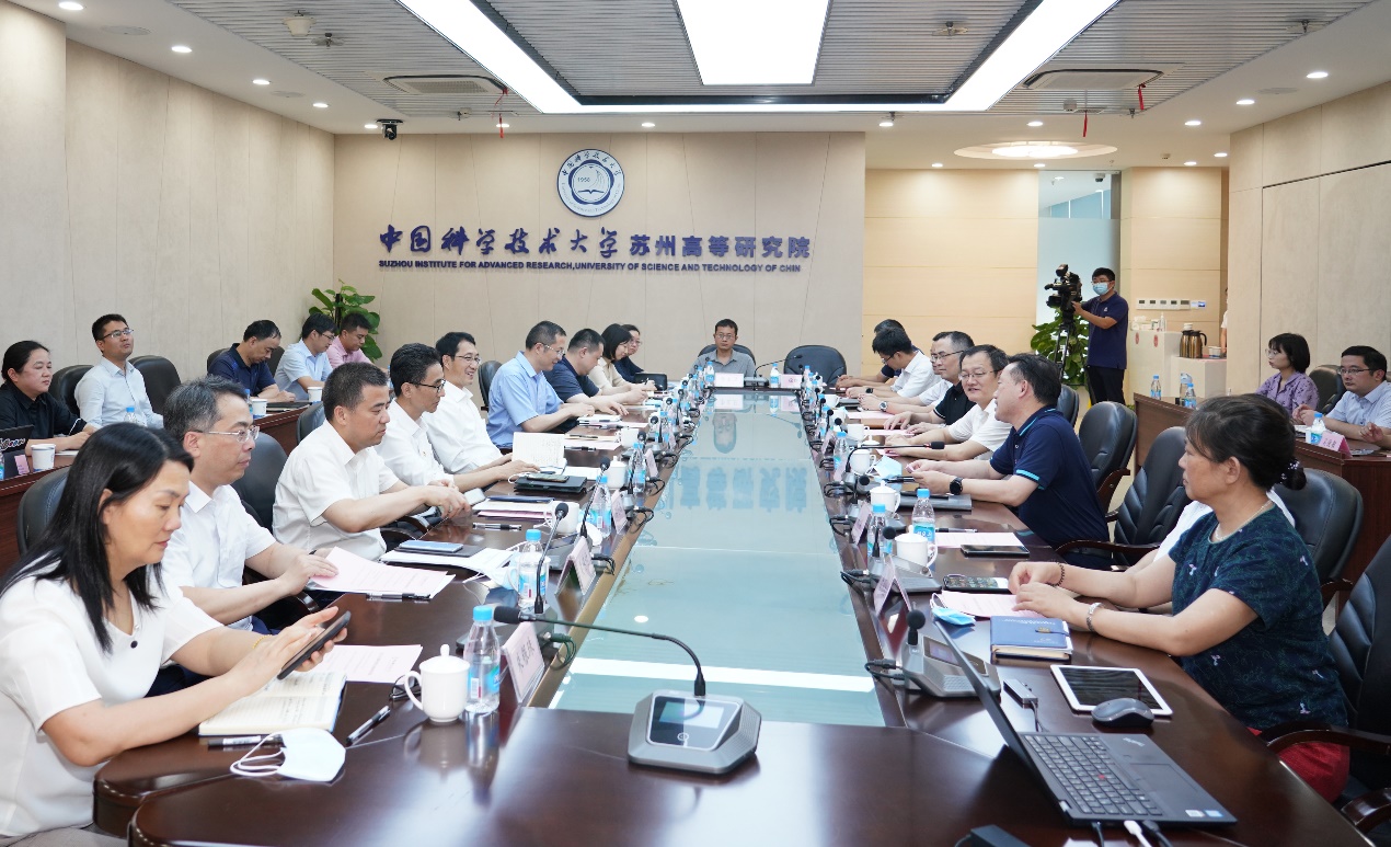 苏州市委常委吴庆文一行调研中国科大苏州高等研究院
