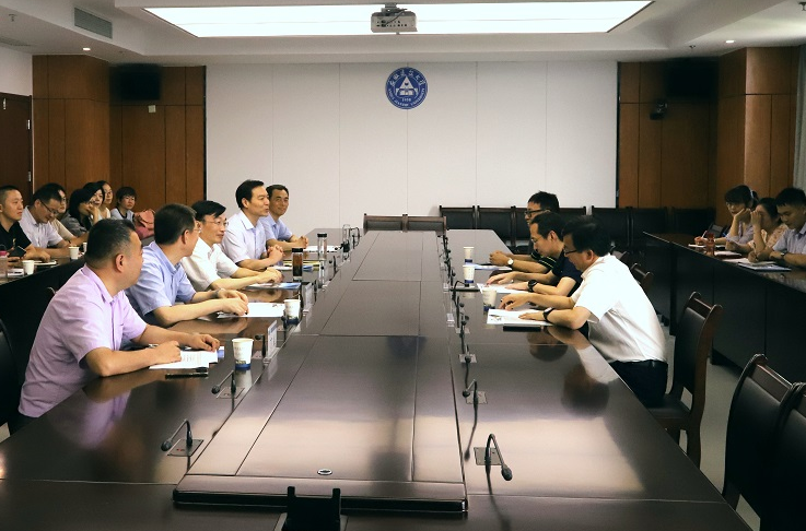 中国科学院院士杨金龙、俞书宏来校指导工作