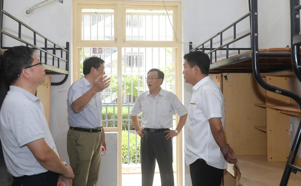 校党委书记胡朝荣实地调研学生宿舍维修改造工作