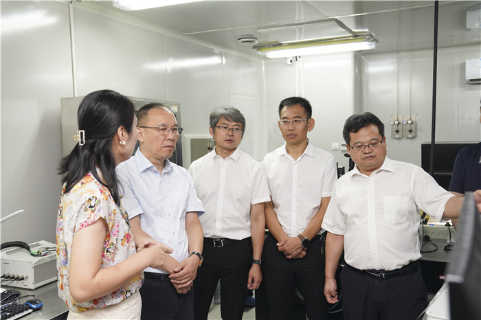 中科院长春光学精密机械与物理研究所所长贾平一行来校调研交流