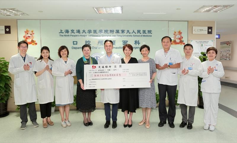 唇腭裂基金音乐会捐赠合影_副本.jpg