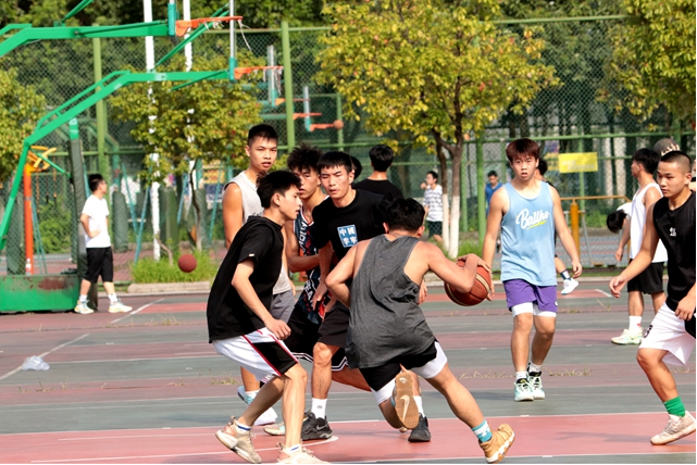 教学秩序井然 师生状态良好 学校新学期开课第一天