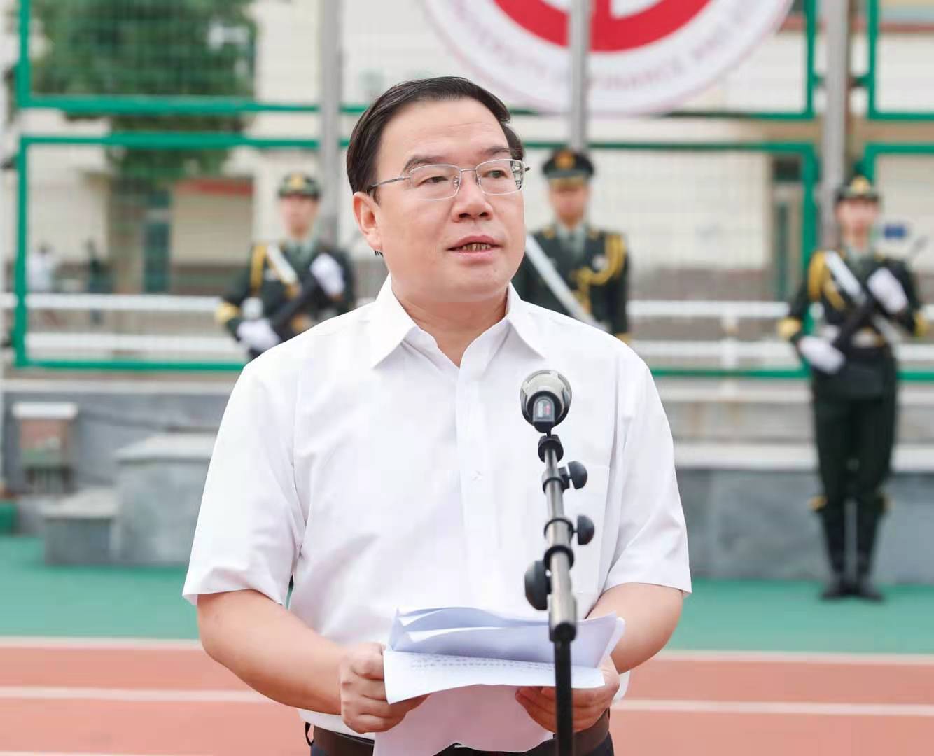 党委书记丁耀武在新学期升国旗仪式上讲授开学第一课