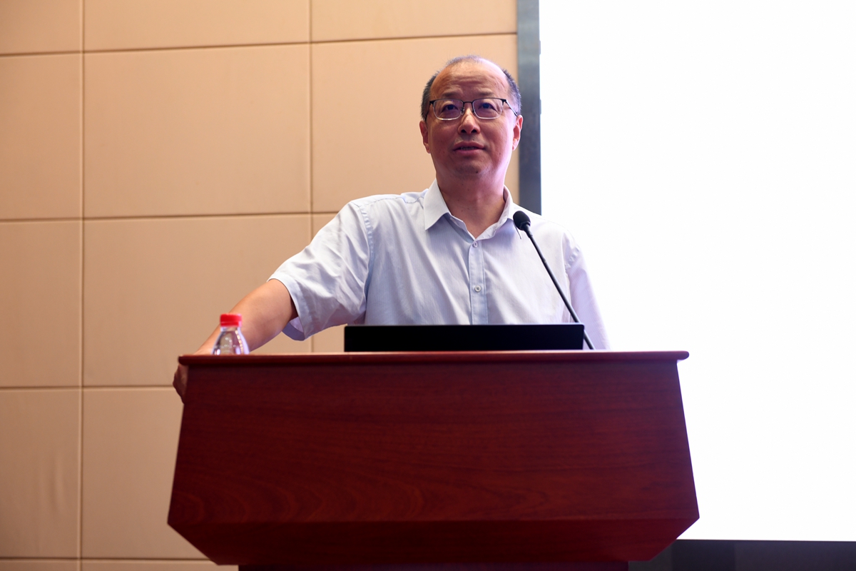 学校2021年暑期中层干部学习研讨班举行专题报告会