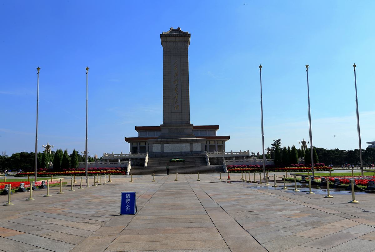 云南人民英雄纪念碑位于昆明市中心的光华街中段,前面是云瑞公园,后面