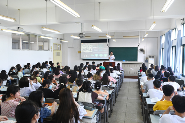 校领导深入课堂检查开学首日教学情况