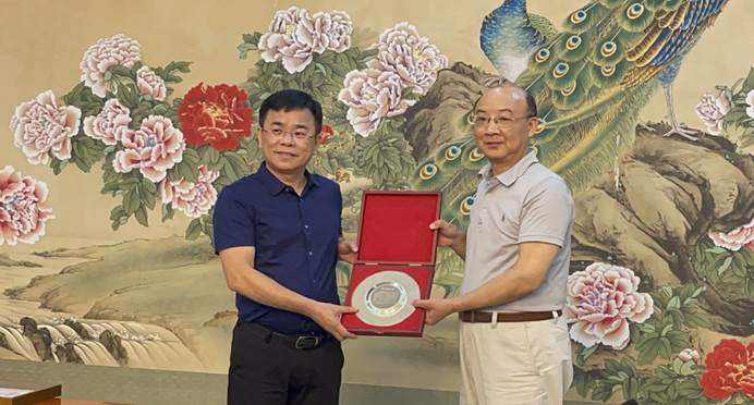 东鹏饮料集团董事长林木勤一行来校交流