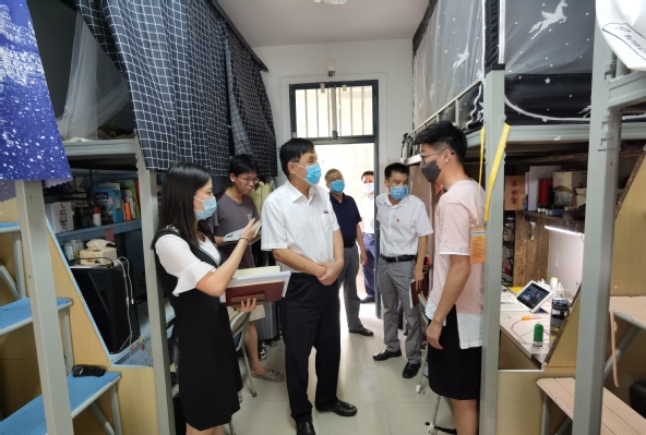校领导检查秋季学期开学返校工作