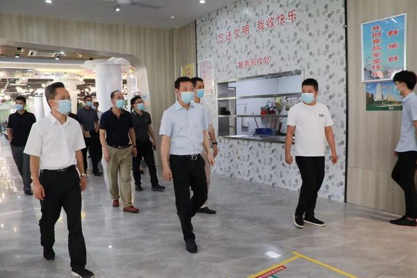 校领导检查新学期开学前准备工作