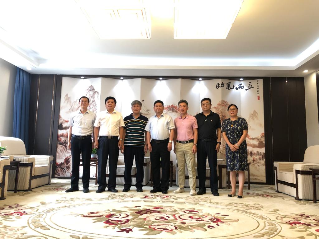 山东校友会校友回到母校进行交流