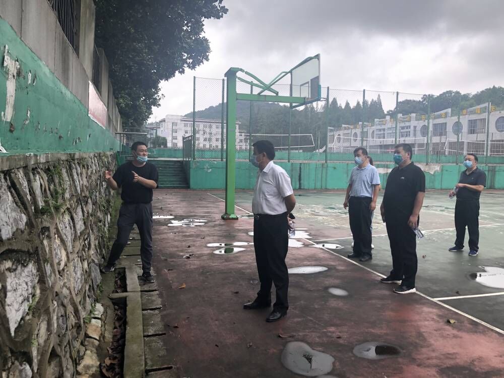 丁世学检查指导暑期校园维修改造工作