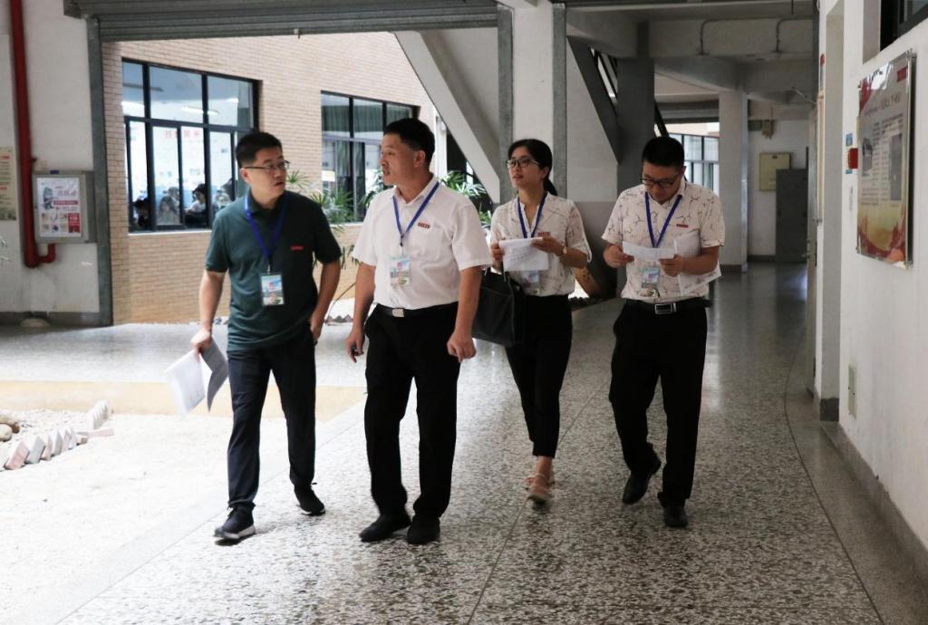 校领导深入教学一线巡课听课