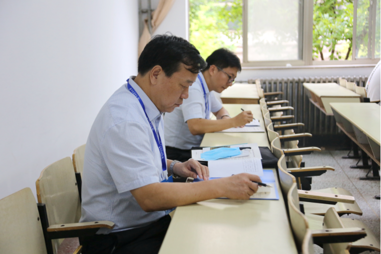 新学期校领导深入课堂听课调研