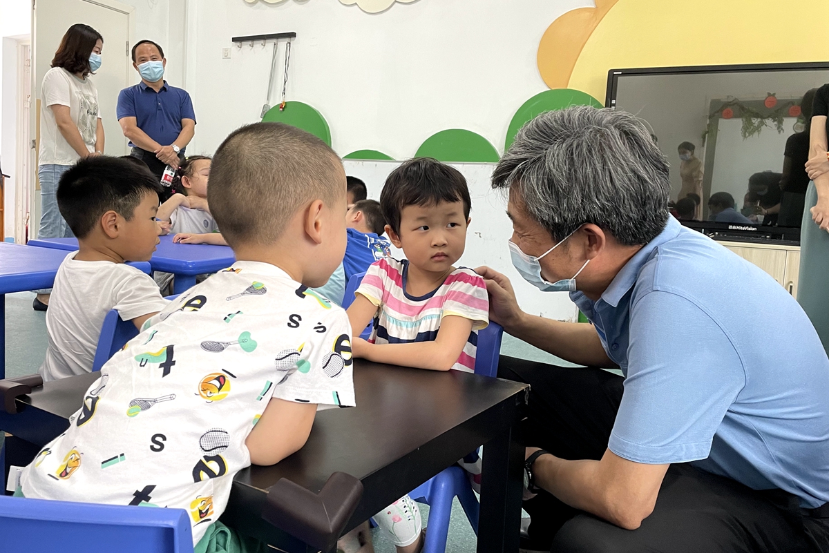 高翅到附属学校、幼儿园检查指导新学期开学工作