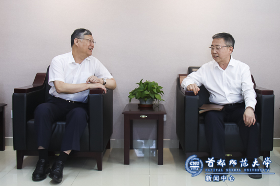 全国政协副主席刘新成来我校指导国别区域研究和“攀登计划”