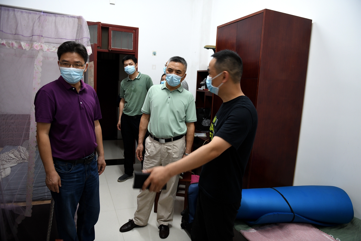 洪山区开学工作专项督导检查工作组来校检查指导开学及疫情防控工作