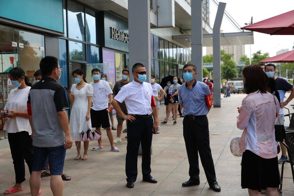 学校下沉党员积极响应号召全力参与疫情防控工作