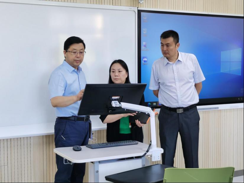 校领导深入课堂听课，检查新学期教学工作