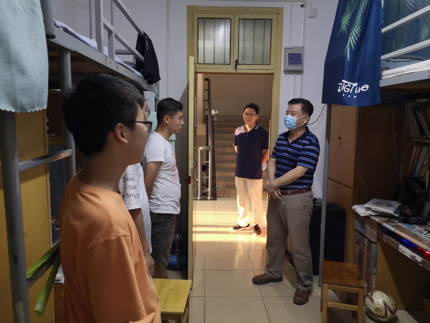 校领导看望慰问新学期返校学生