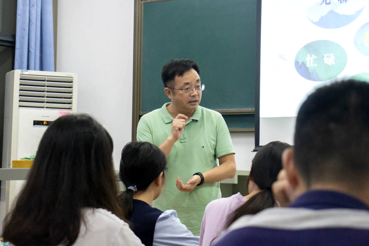 校领导看望慰问新学期返校学生
