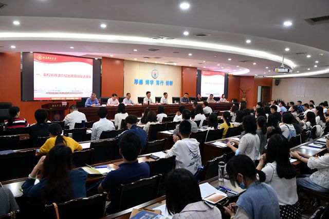 学校举行2021年新进教师入职培训开班仪式