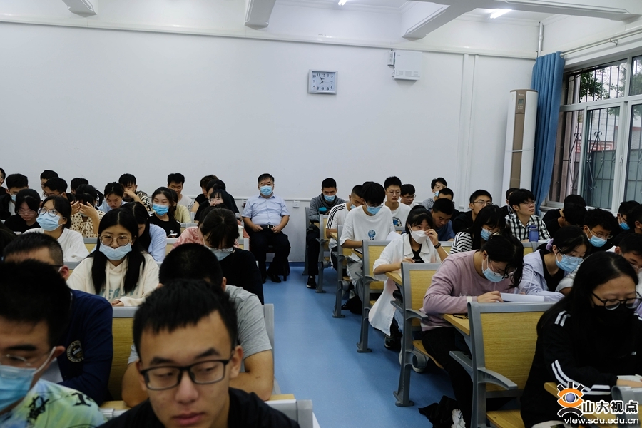 ［基础］新学期领导深入教学一线聆听开学第一课
