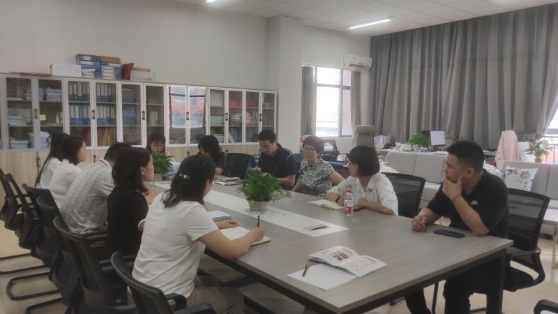 校领导到校团委指导新学期工作