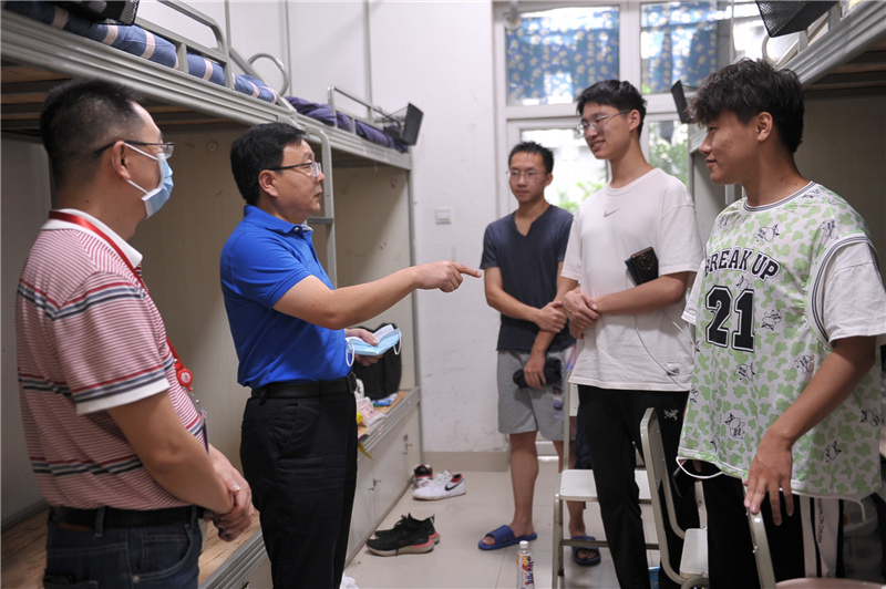 学校领导到学生寝室看望新同学