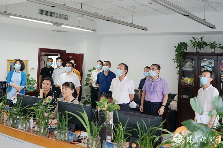 校领导带队检查新学期教学情况