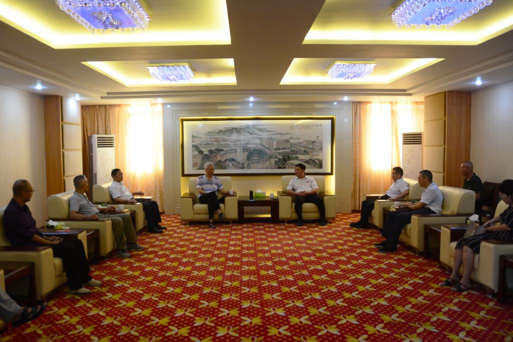 校领导教师节前慰问教师代表