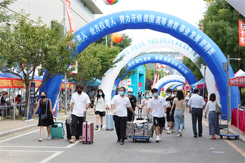 学校喜迎2021级新生入学