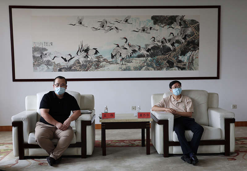 维视眼科医院集团总裁孟伟一行来校交流