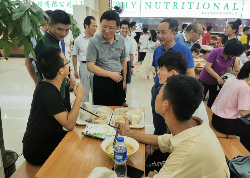 新学期校领导走进食堂视察学生饮食服务工作