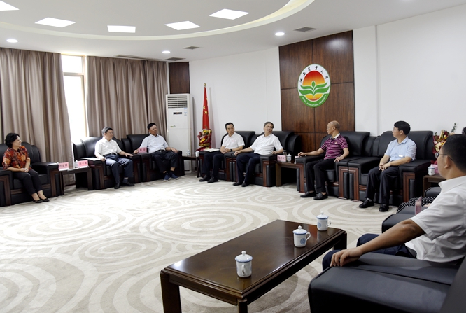 省人大常委会副主任马志武一行来我校看望教师代表