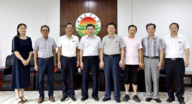 省总工会一级巡视员吴海平来校慰问“全国五一劳动奖章”获得者和困难教职工