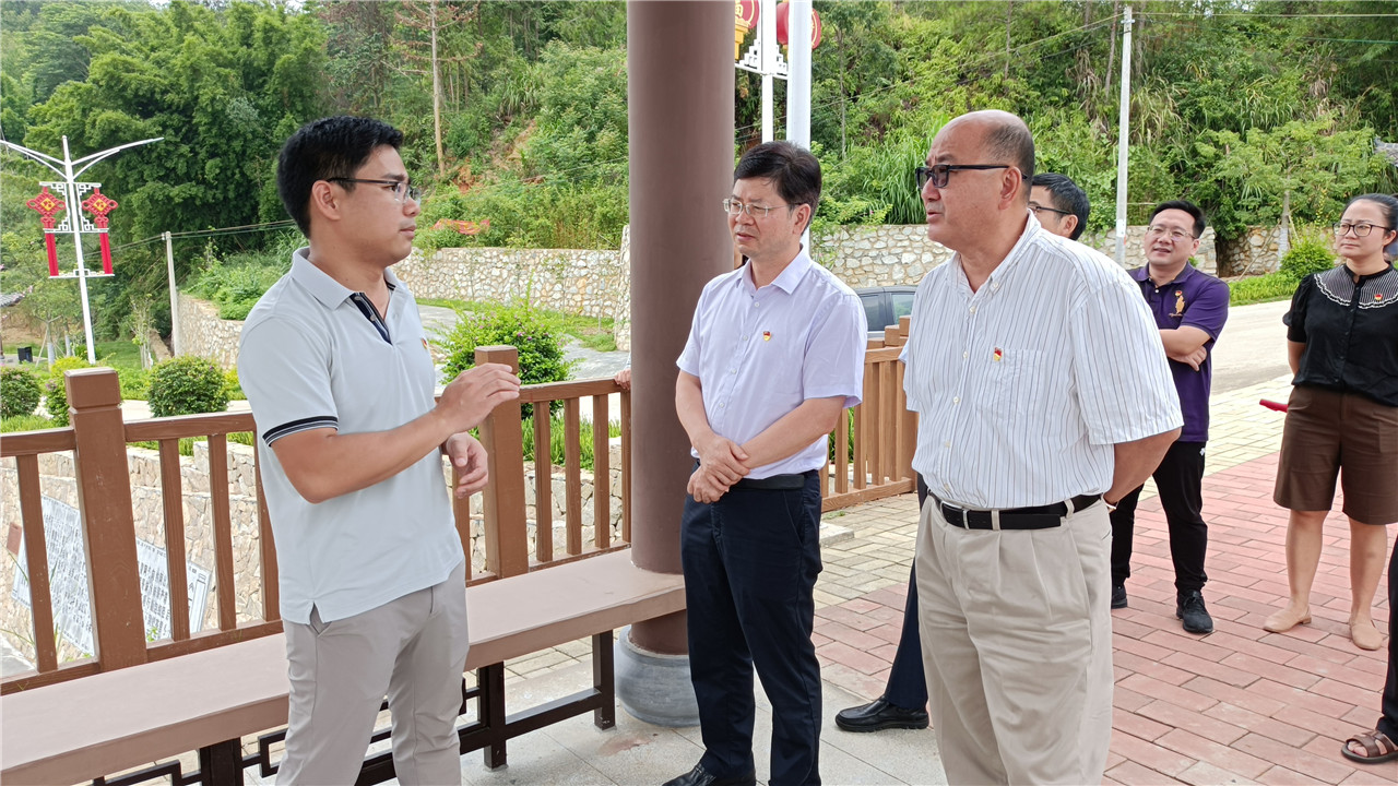 校领导带队到石马镇调研乡村振兴驻镇帮镇扶村工作